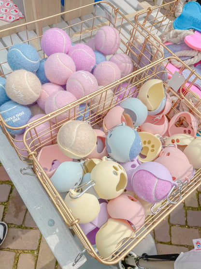 roze tennisbal met pieper